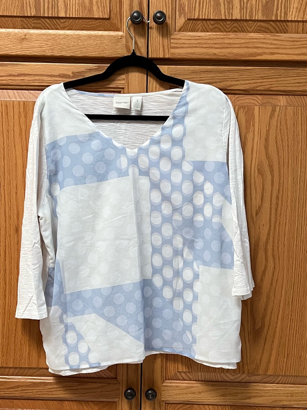 Zenergy By Chico’s White & Light Blue Polka Dot V-Neck Women's Top, GUC, Size 3